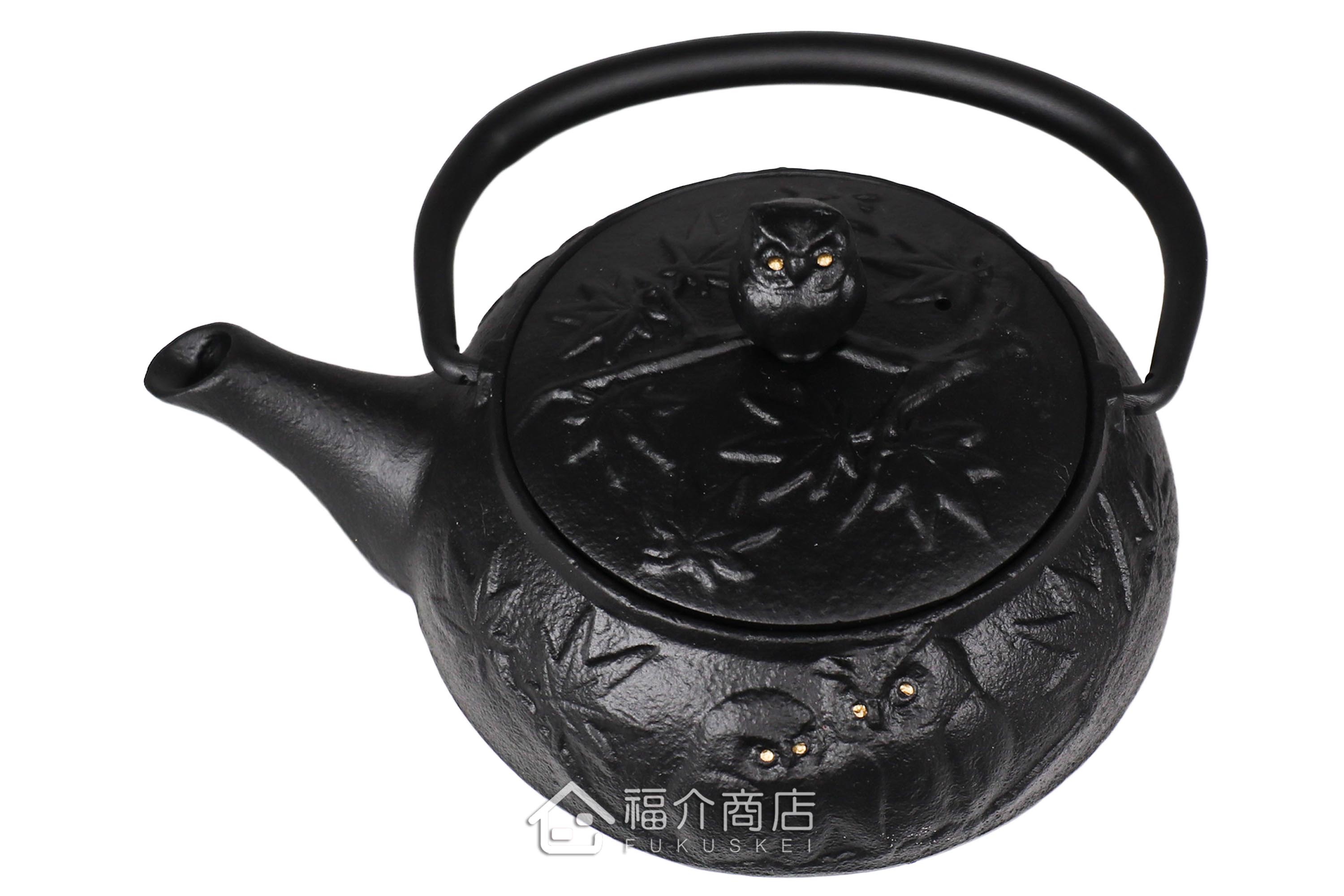 岩戶鑄工所製作的日本泡茶壺,黑色的貓頭鷹造型壺身