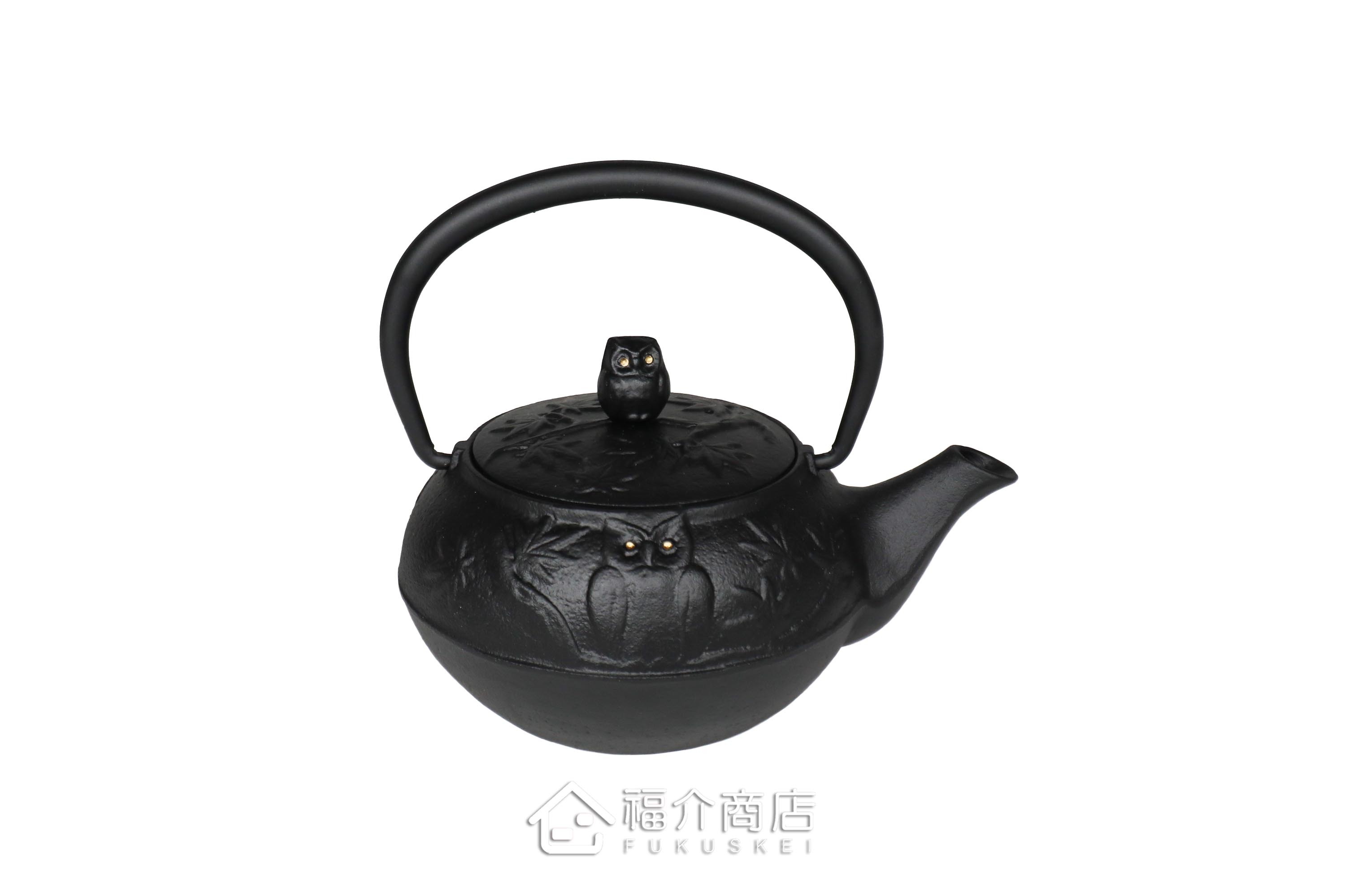 岩戶鑄工所製作的日本泡茶壺,黑色的貓頭鷹造型壺身
