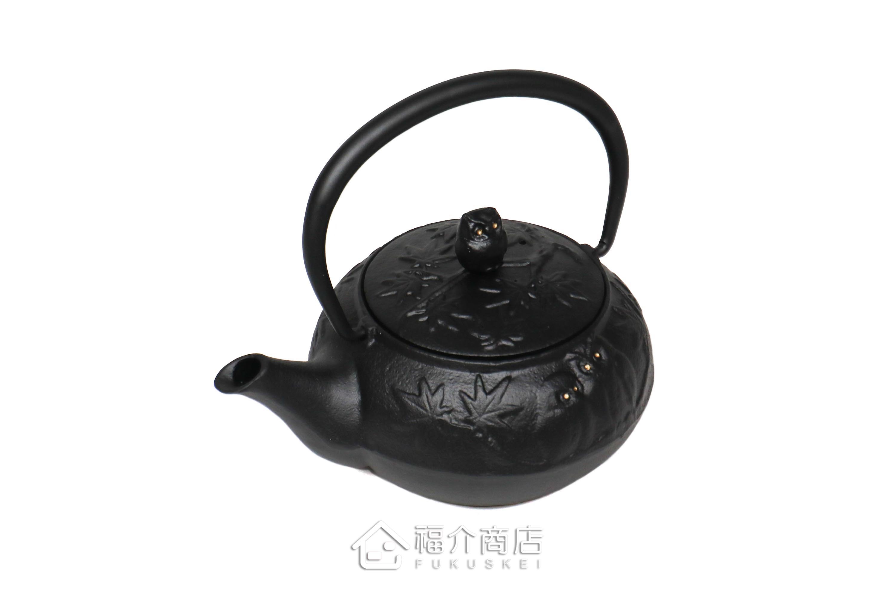岩戶鑄工所製作的日本泡茶壺,黑色的貓頭鷹造型壺身