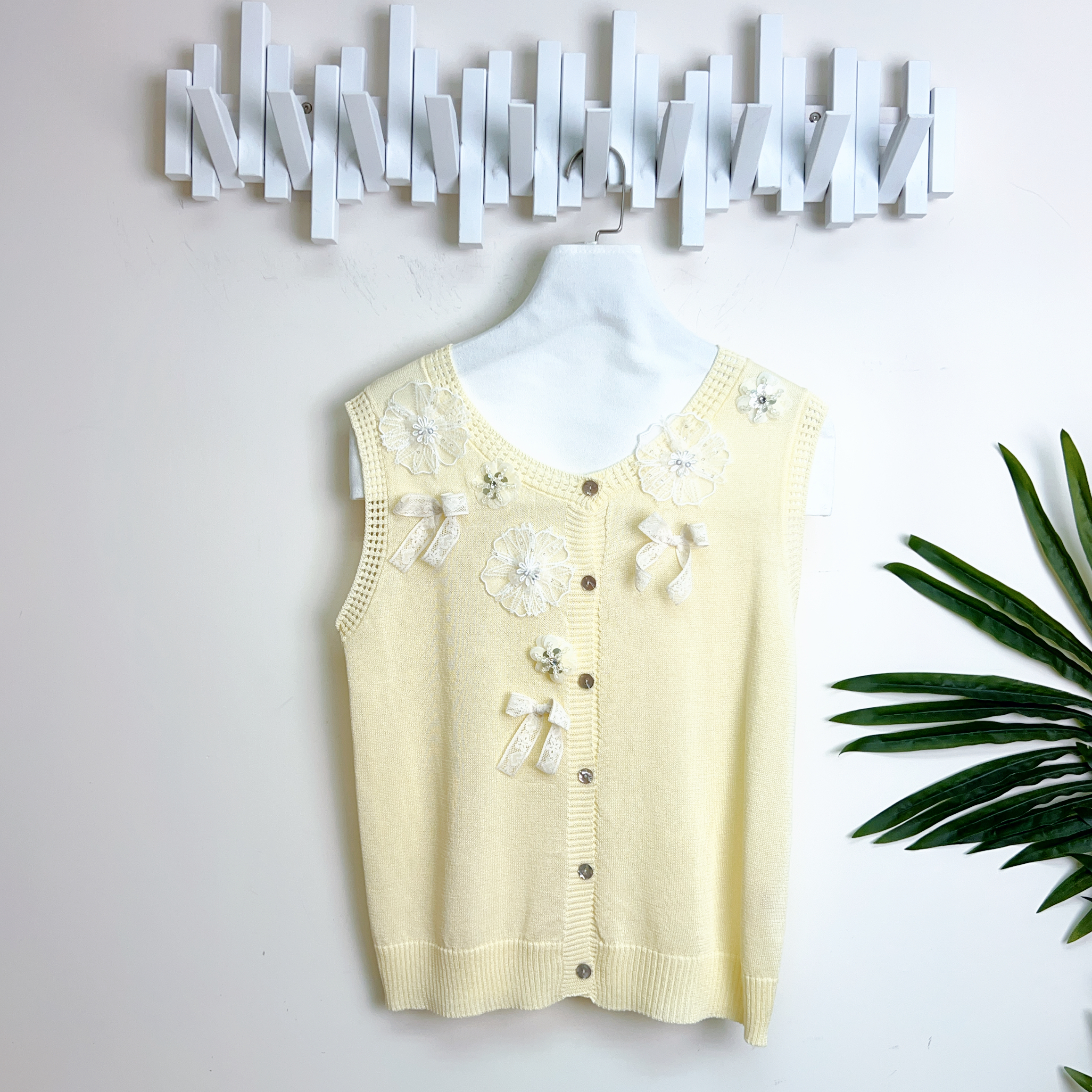 LACE蝴蝶結立體花薄針織背心外套（胸36-40 腰36-38 長22吋）26065 #2404clo