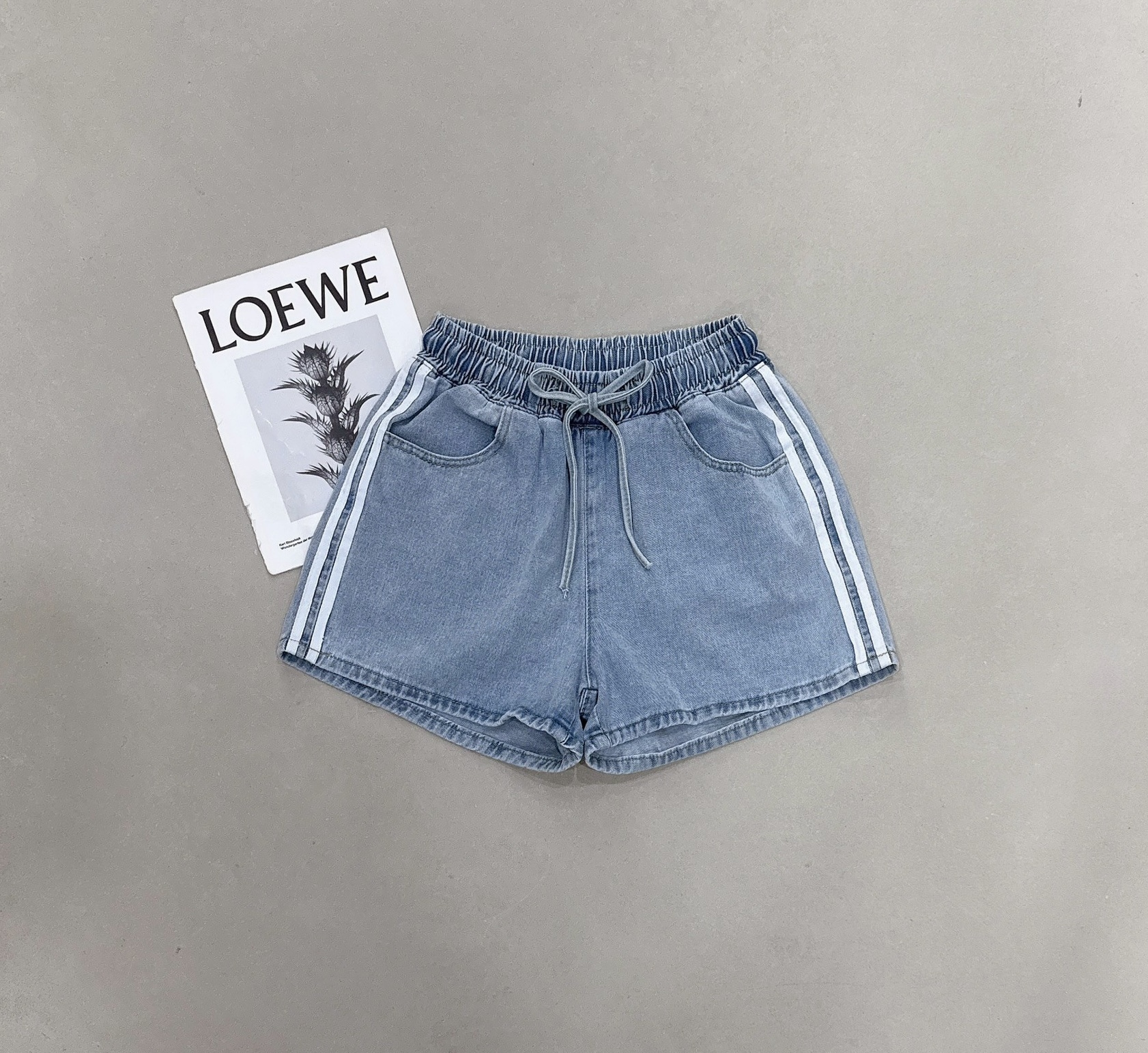 鬆緊抽繩白邊牛仔短褲