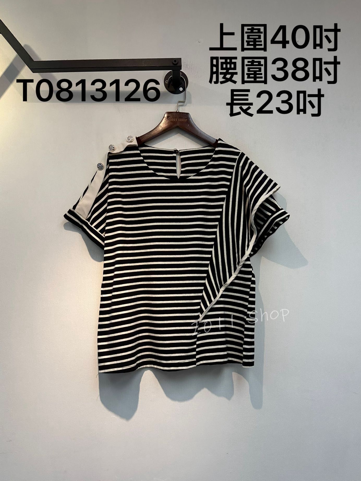 圓領橫間層次感短袖設計TOP  上圍40吋 腰圍38吋 長23吋  T0813126