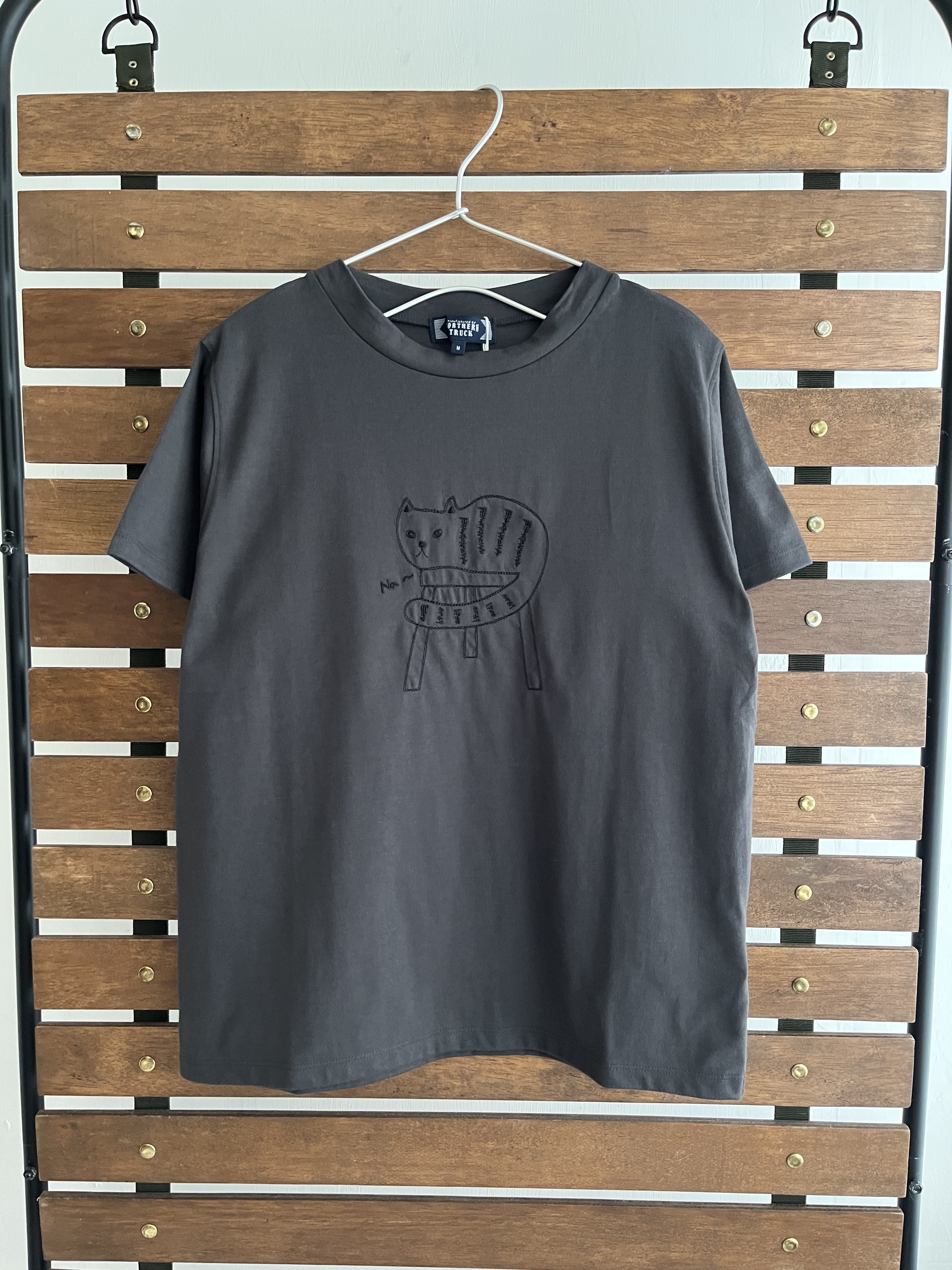 NORTHERN TRUCK炭灰色刺繡貓貓🐱tee