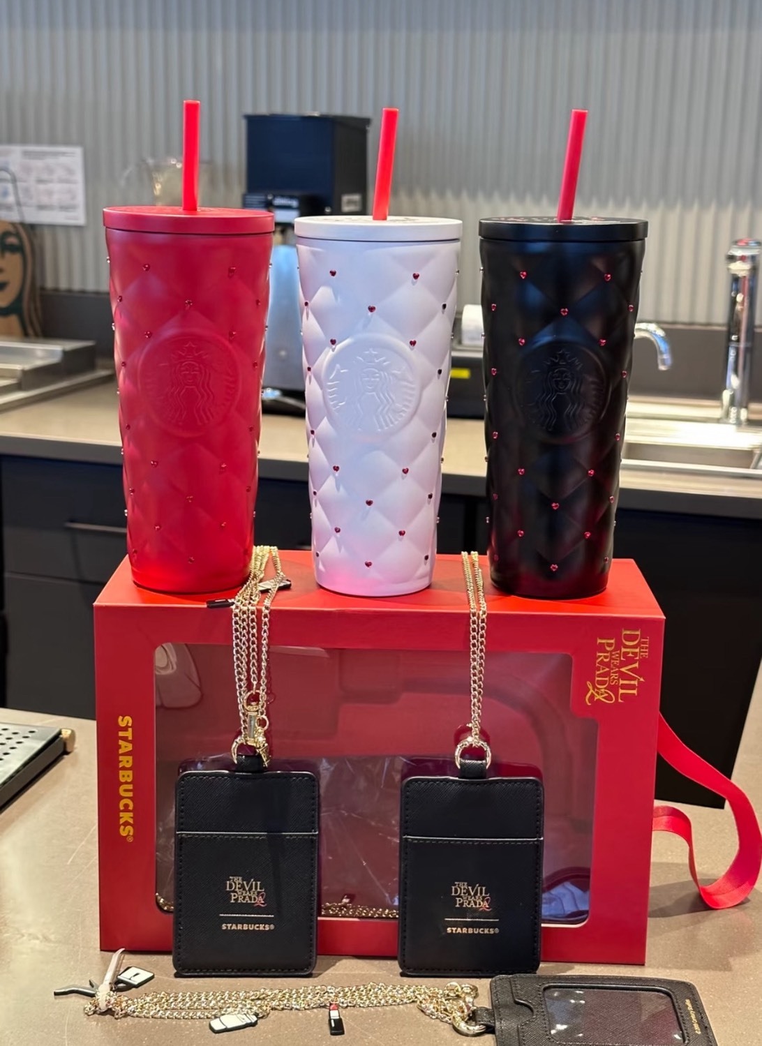 【Luxury】 星巴克 Starbucks & THE DEVIL WEARS PRADA 穿著普拉達女王 限量聯名系列 簡約塗鴉 鑽面不鏽鋼 吸管保溫杯 手機鏈 鏡子掛飾 禮盒