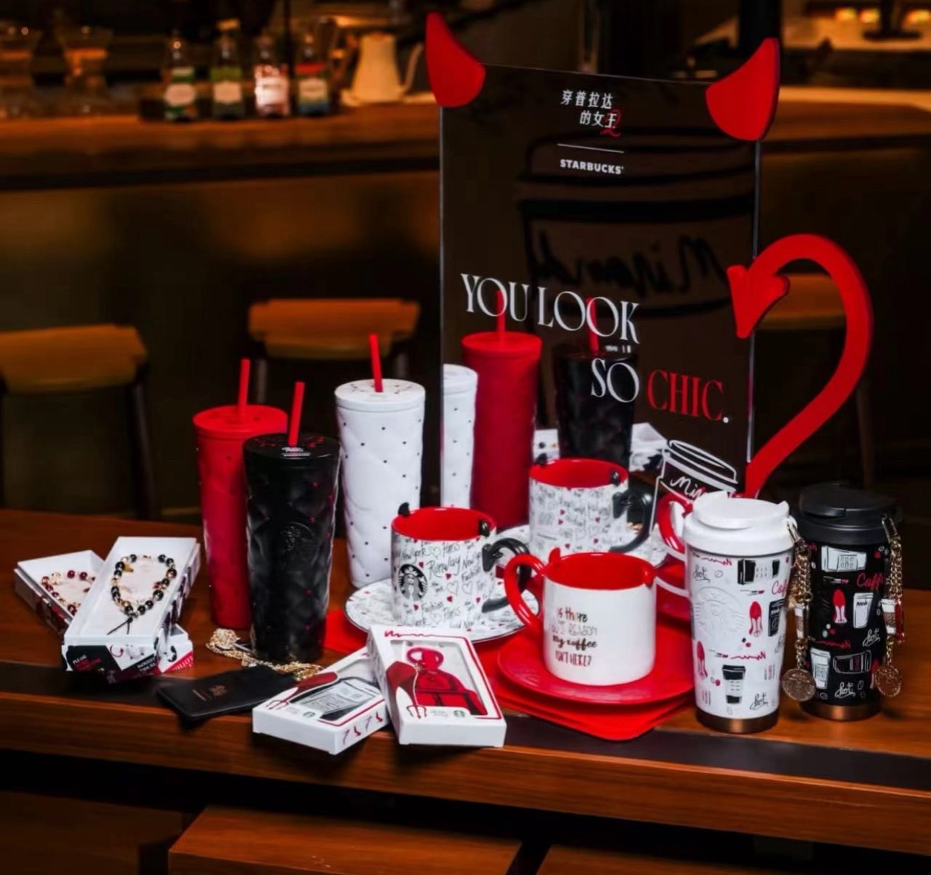 【Luxury】 星巴克 Starbucks & THE DEVIL WEARS PRADA 穿著普拉達女王 限量聯名系列 簡約塗鴉 鑽面不鏽鋼 吸管保溫杯 手機鏈 鏡子掛飾 禮盒