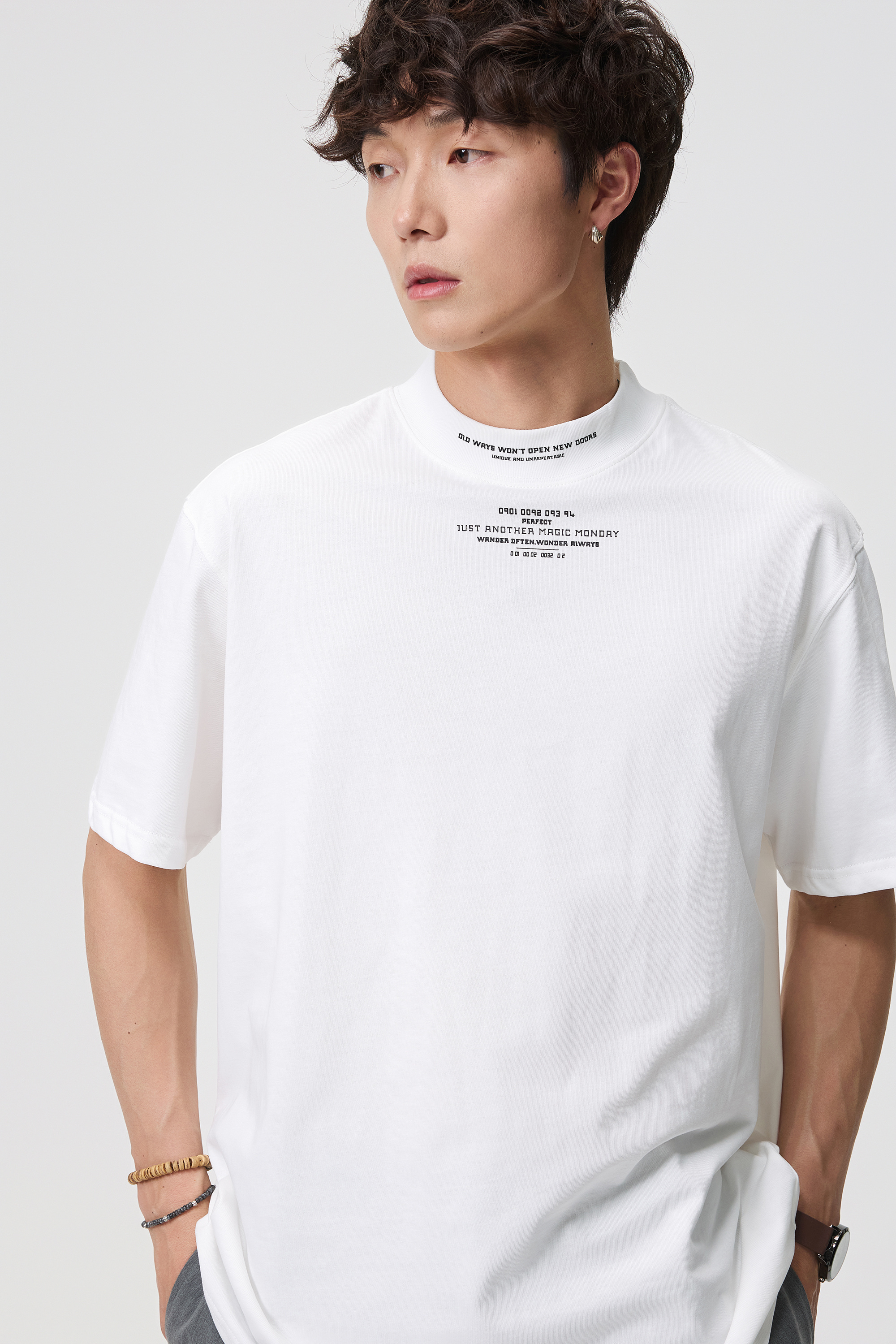 - SIMPLEACTION - 小高領字母短袖上衣