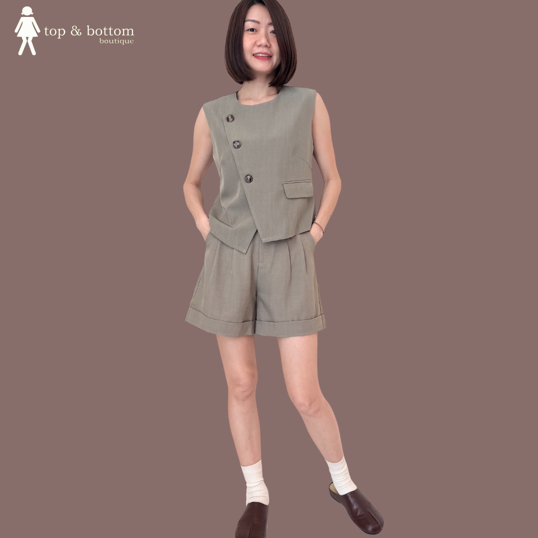 SLEEVELESS BUTTON VEST BLOUSE