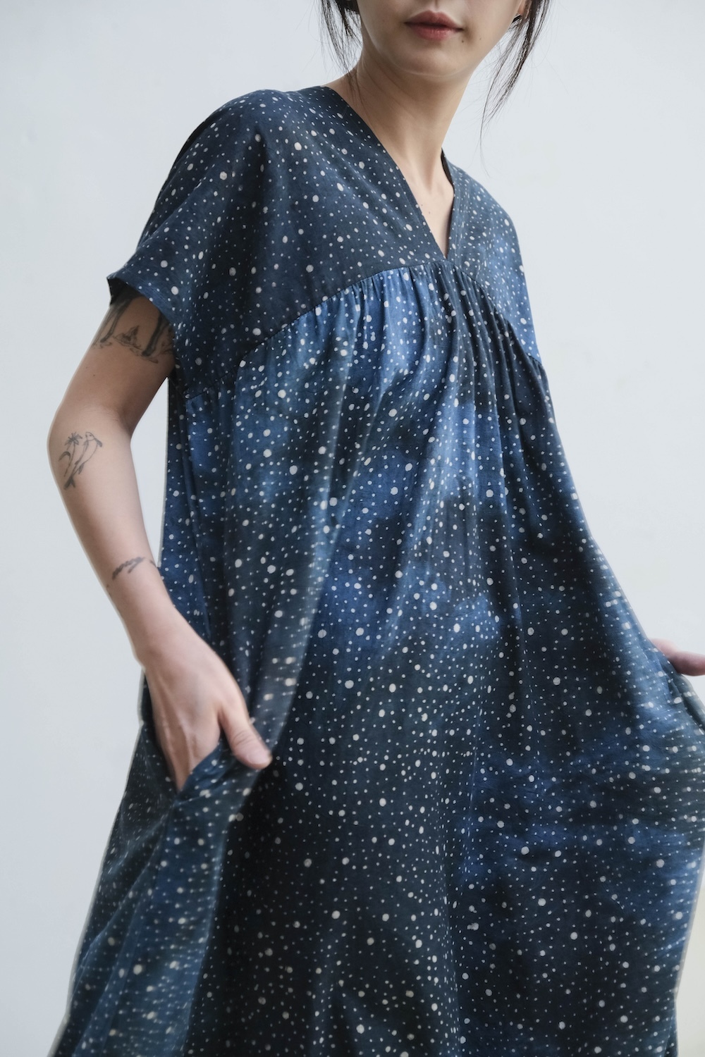 Kachua 前後V領罩衫洋裝 宇宙星點
