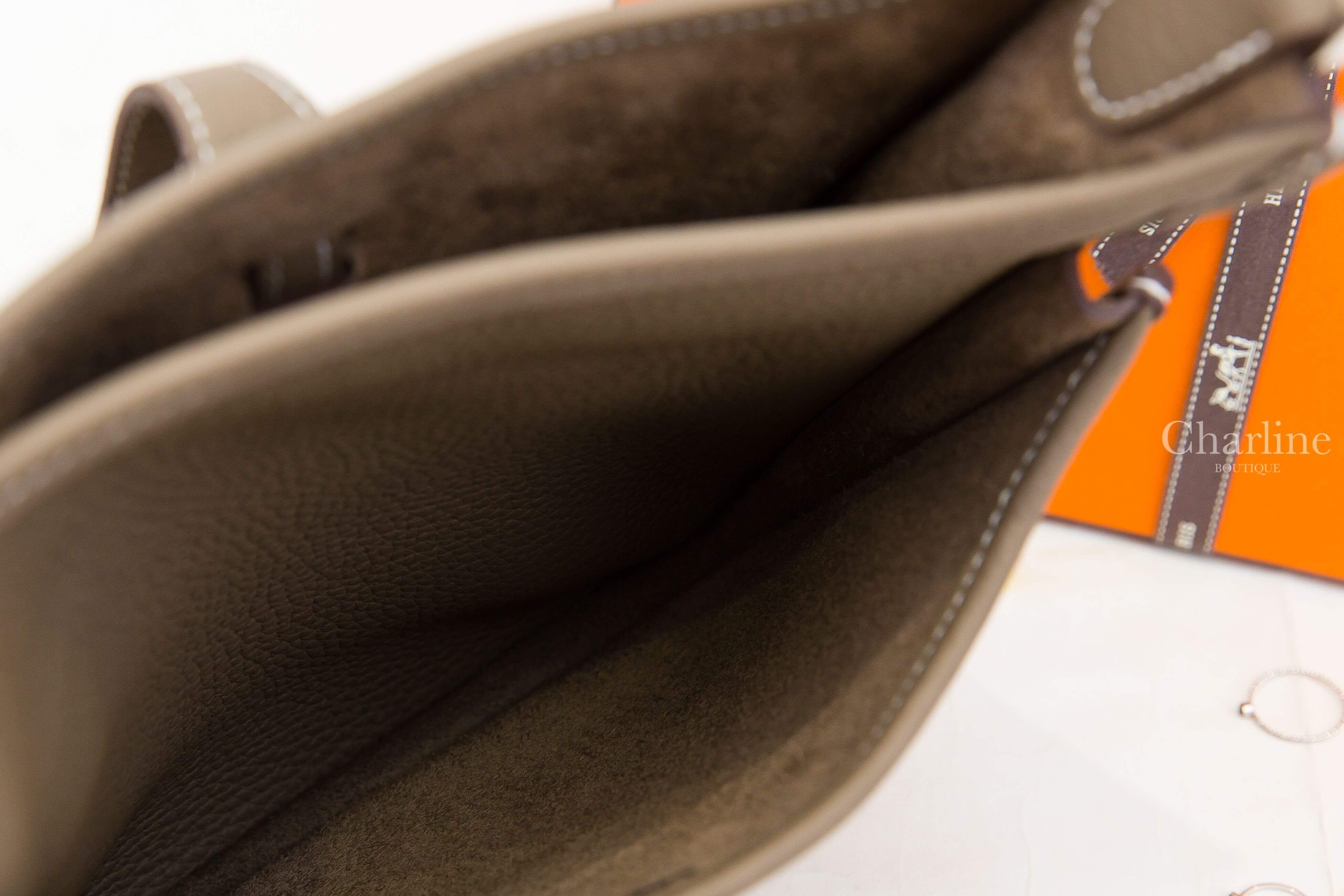 Hermès Evelyne 23cm Poche III Bag 18 Etoupe Taurillon Clemence 大象灰銀釦簍空洞洞肩背包-Charline Boutique 精品代購