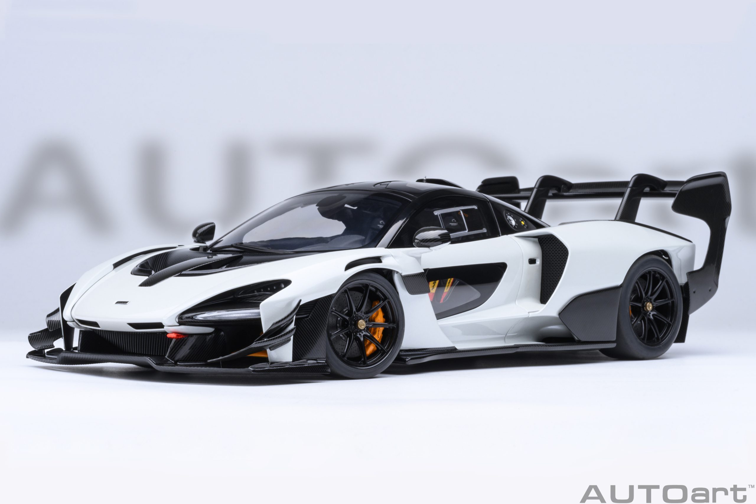 預訂 (訂金$300) (預訂價$1584) :1/18 AUTOART McLaren Senna GTR (Silica White) (81953)