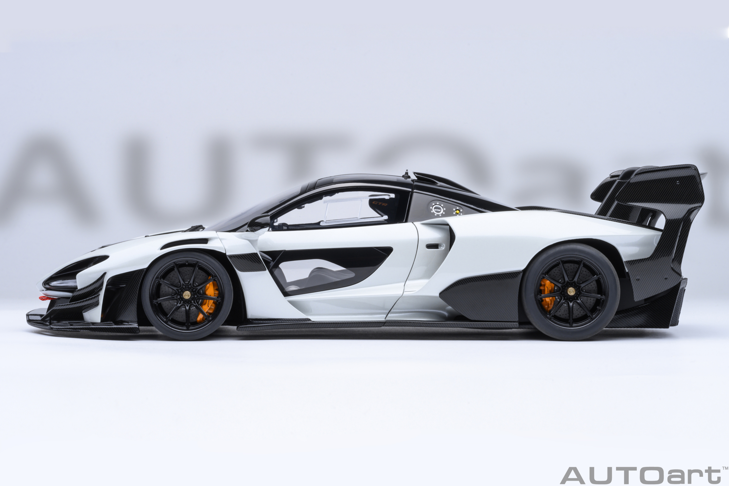 預訂 (訂金$300) (預訂價$1584) :1/18 AUTOART McLaren Senna GTR (Silica White) (81953)