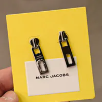 [S] MARC JACOBS SILVER 2R4JER001J15-040 MARC ZIPPER EARRINGS, 196611267373 (SMJ674)