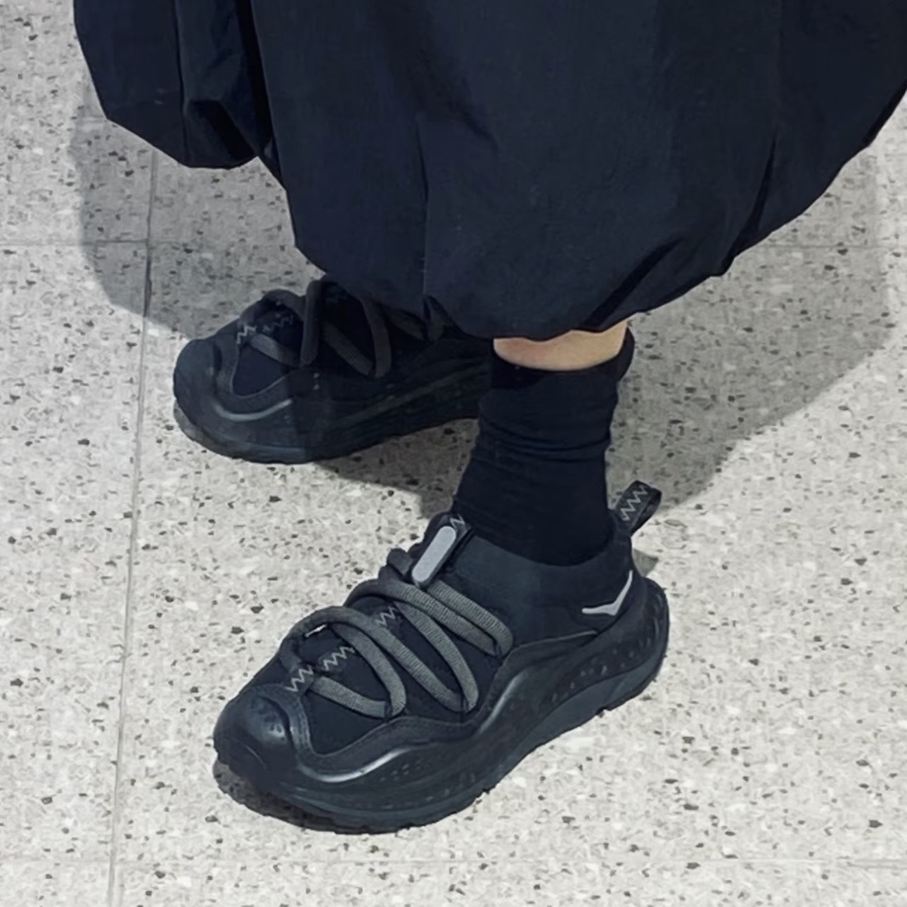 HOKA ONE ONE ORA PRIMO 全黑 復古 懶人鞋 拖鞋 舒適 烏龍麵 毛毛蟲鞋 1141570-BBLC