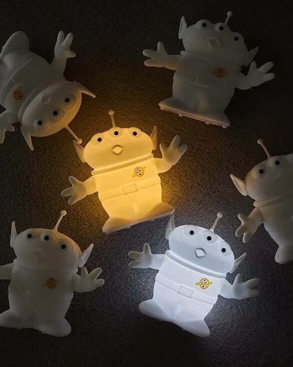 <夜裡不孤單🤩> 玩具總動員30週年 三眼怪小夜燈