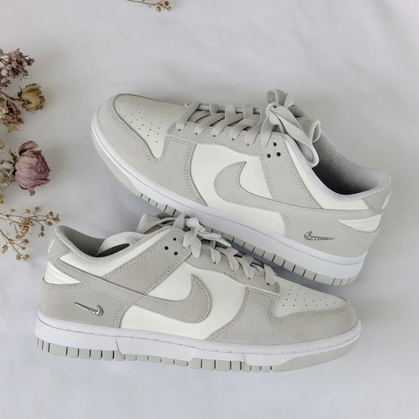 台灣現貨 NIKE W DUNK LOW 米灰色 米杏 燕麥奶 金屬 小銀鉤 麂皮 刺繡 女款休閒鞋 板鞋 IO4244-105