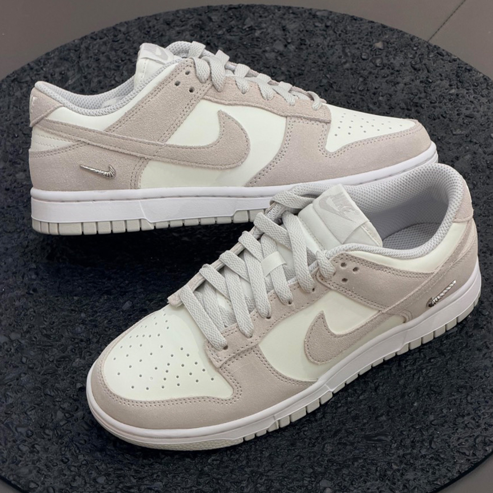 台灣現貨 NIKE W DUNK LOW 米灰色 米杏 燕麥奶 金屬 小銀鉤 麂皮 刺繡 女款休閒鞋 板鞋 IO4244-105