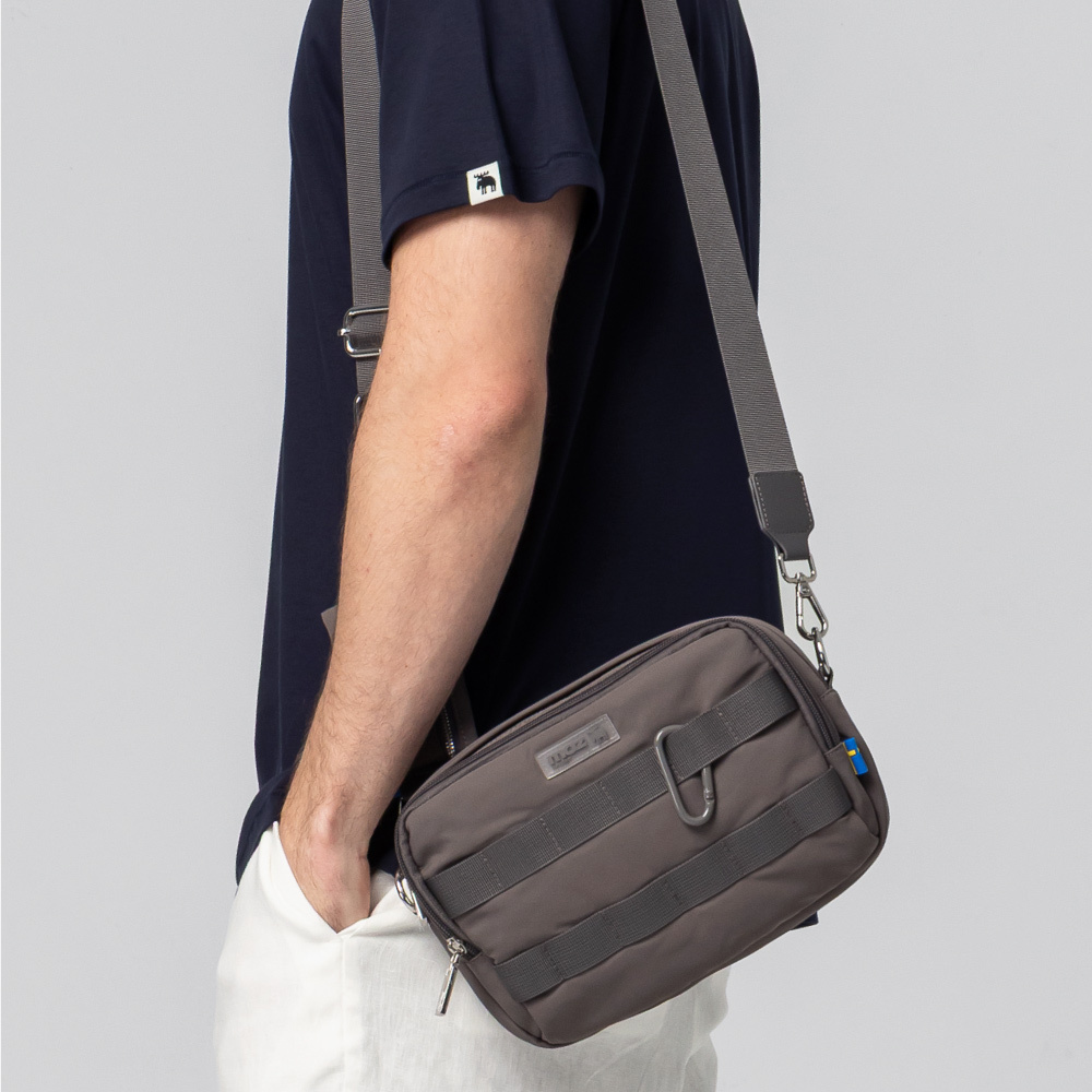 【新品預購】瑞典雲朵包系列｜防潑水 城市探險 斜背包(大象灰)M