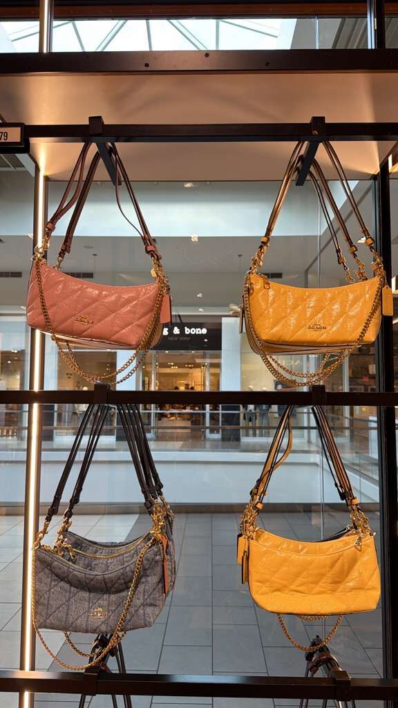 YP037 Coach 經典菱格紋腋下包 26x10cm