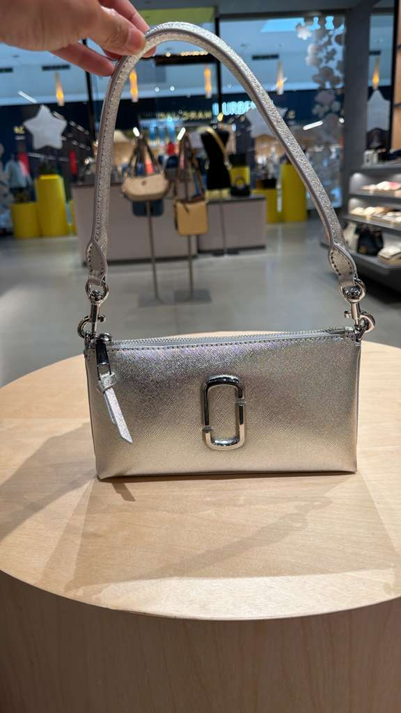 YP021 Marc Jacobs The Metallic Pochette 斜挎包 銀色 22x12cm