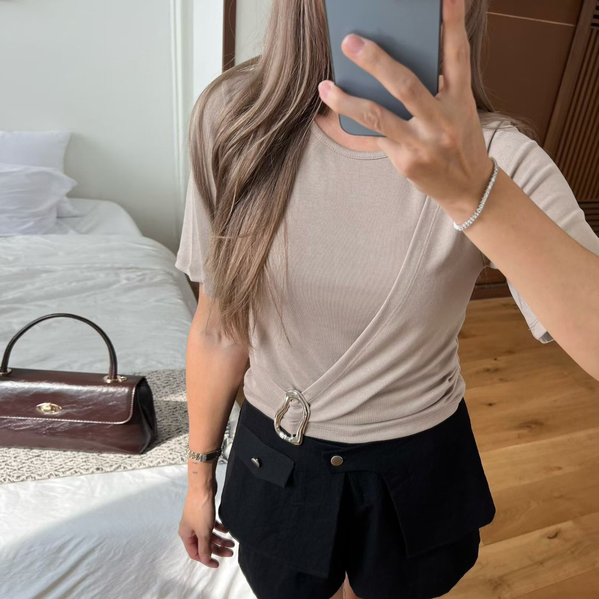 交疊V字下擺金屬釦環造型圓領上衣 / 3色