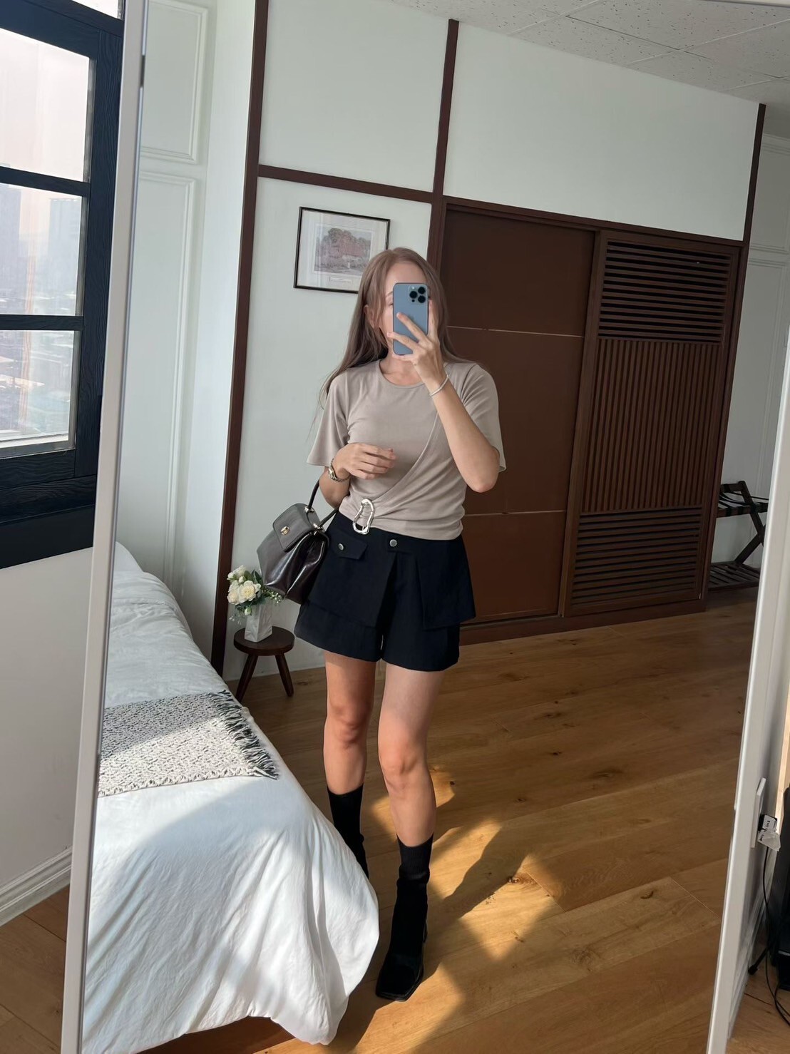 交疊V字下擺金屬釦環造型圓領上衣 / 3色