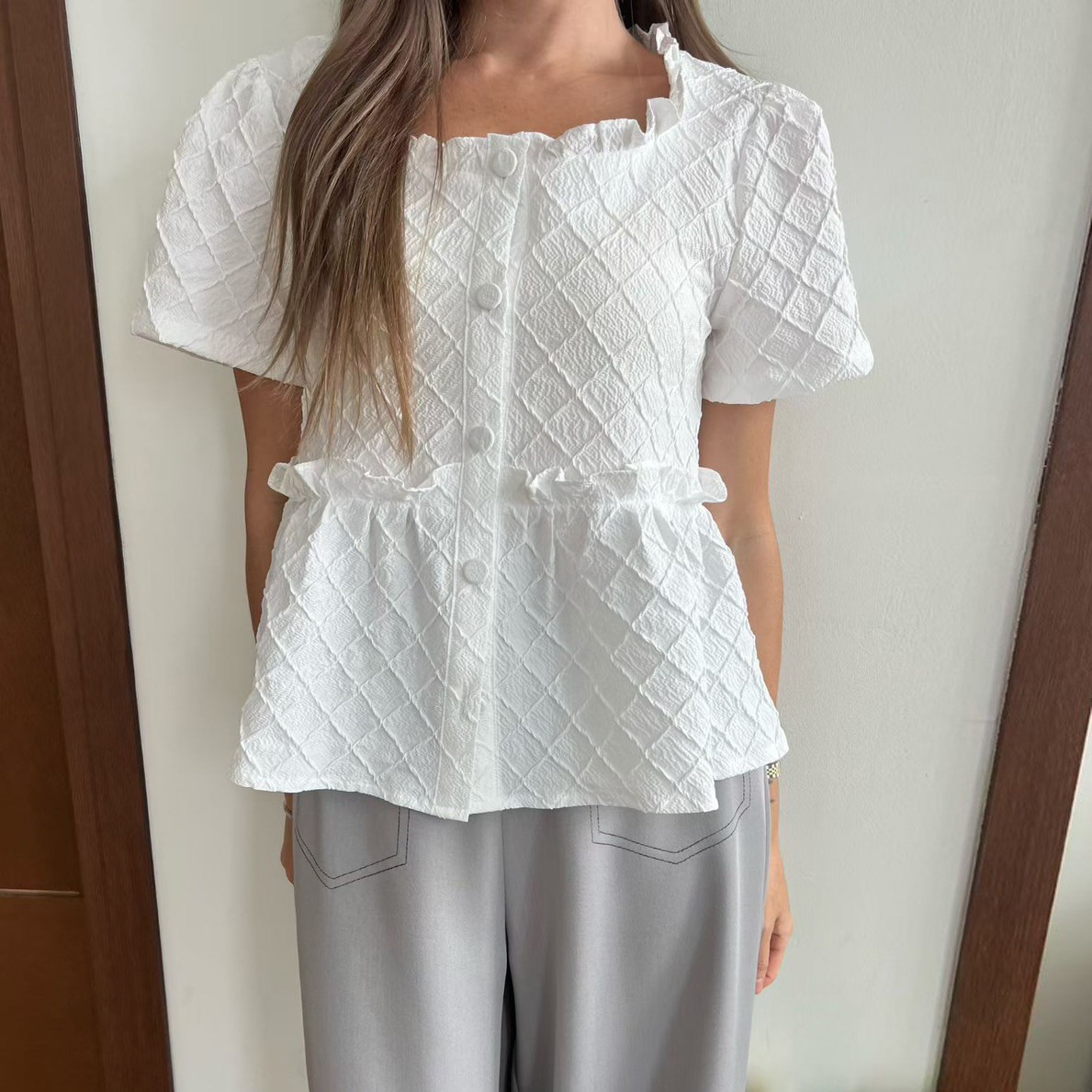 菱格織紋感荷葉滾邊排釦圓領娃娃上衣 / 2色