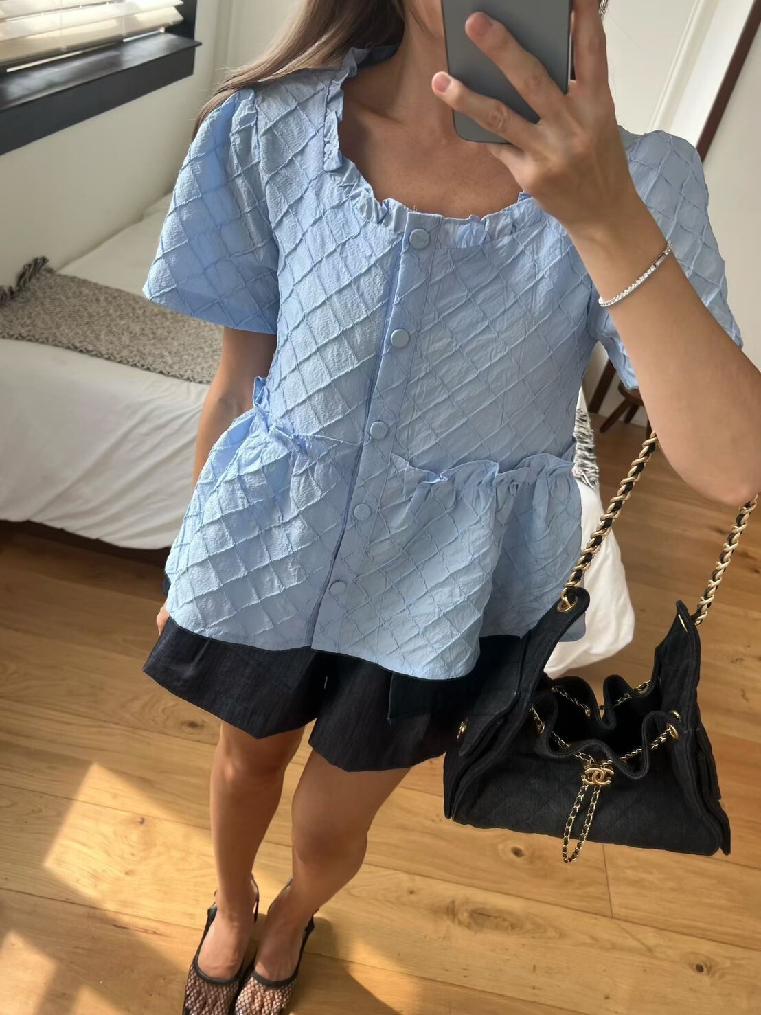 菱格織紋感荷葉滾邊排釦圓領娃娃上衣 / 2色