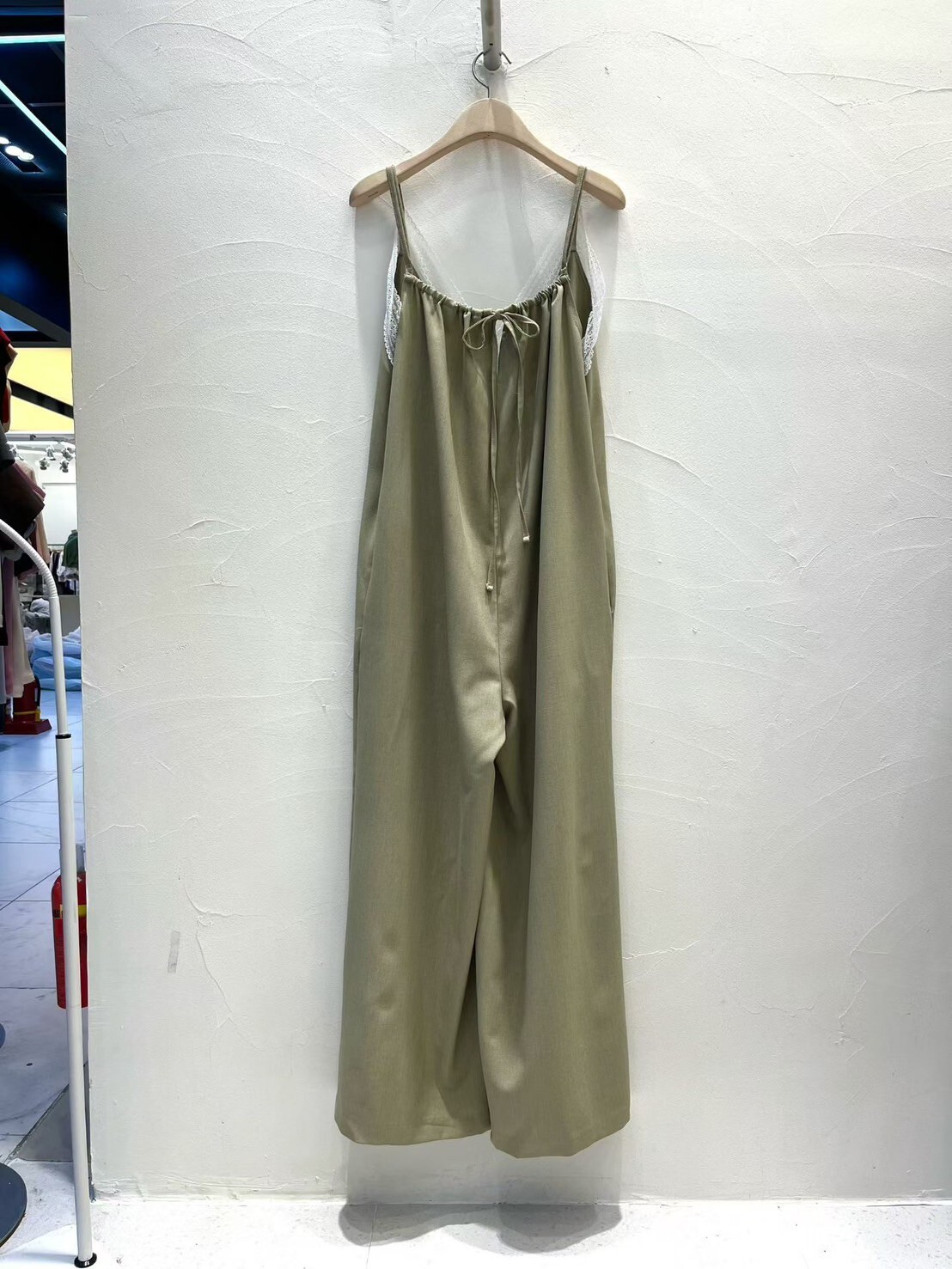 白色蕾絲滾邊細肩帶V領吊帶連身褲 / 2色