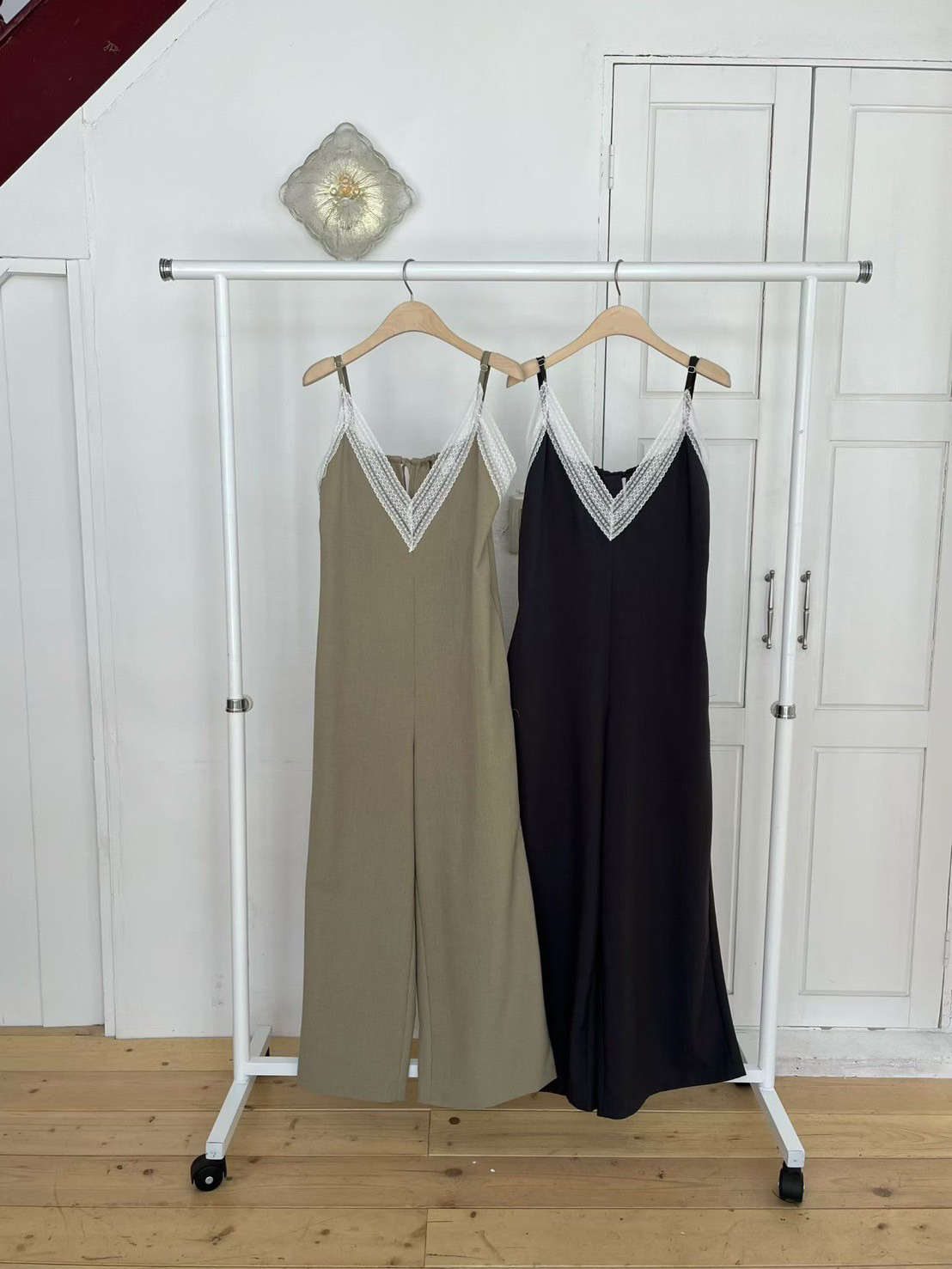 白色蕾絲滾邊細肩帶V領吊帶連身褲 / 2色