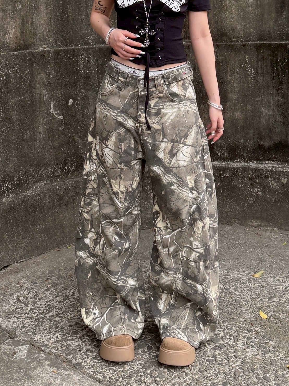 街頭霸主 樹枝迷彩 刺繡闊腿彎刀褲 S-2XL