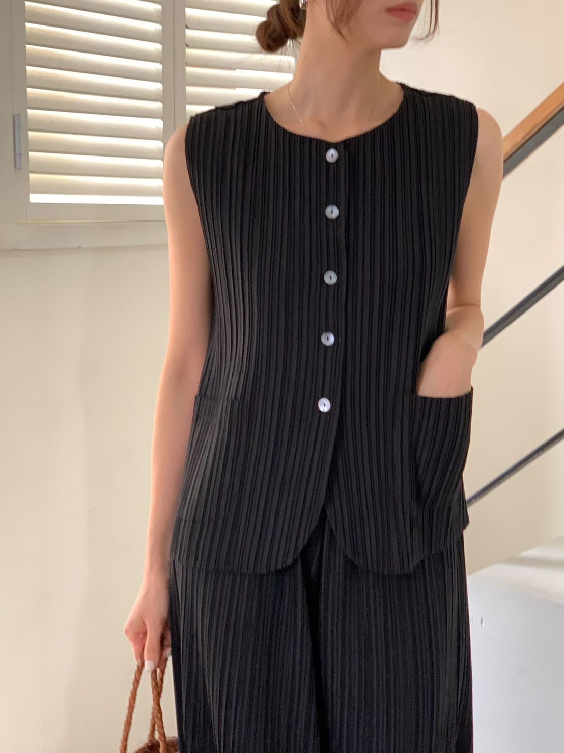 經典黑直線織紋感圓領排釦背心+長褲SET