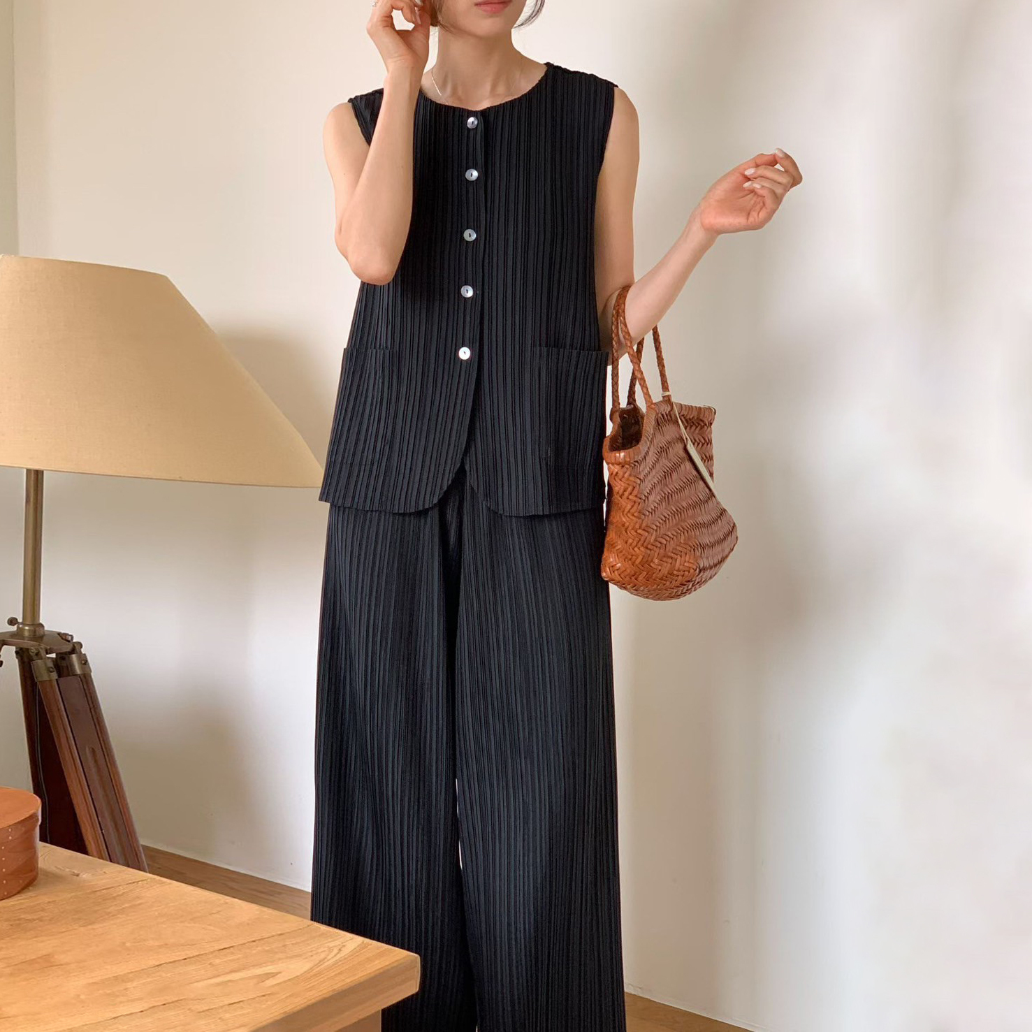 經典黑直線織紋感圓領排釦背心+長褲SET