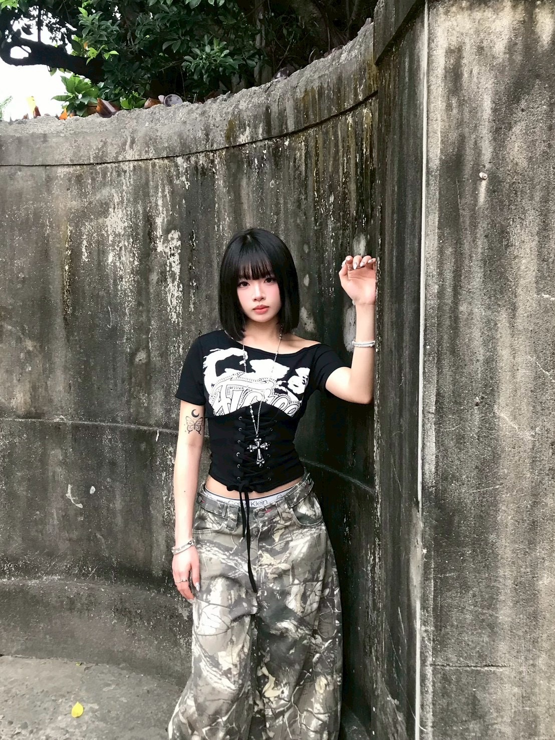 酷亞女孩  收腰綁帶 印花斜肩上衣