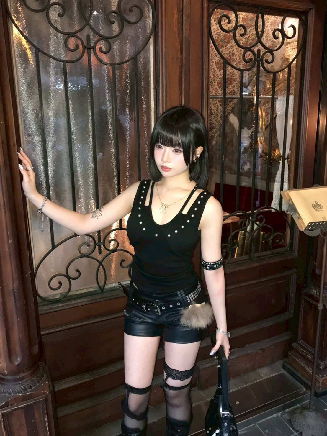 Friday night 🖤 V領卯釘吊帶背心（帶胸墊）