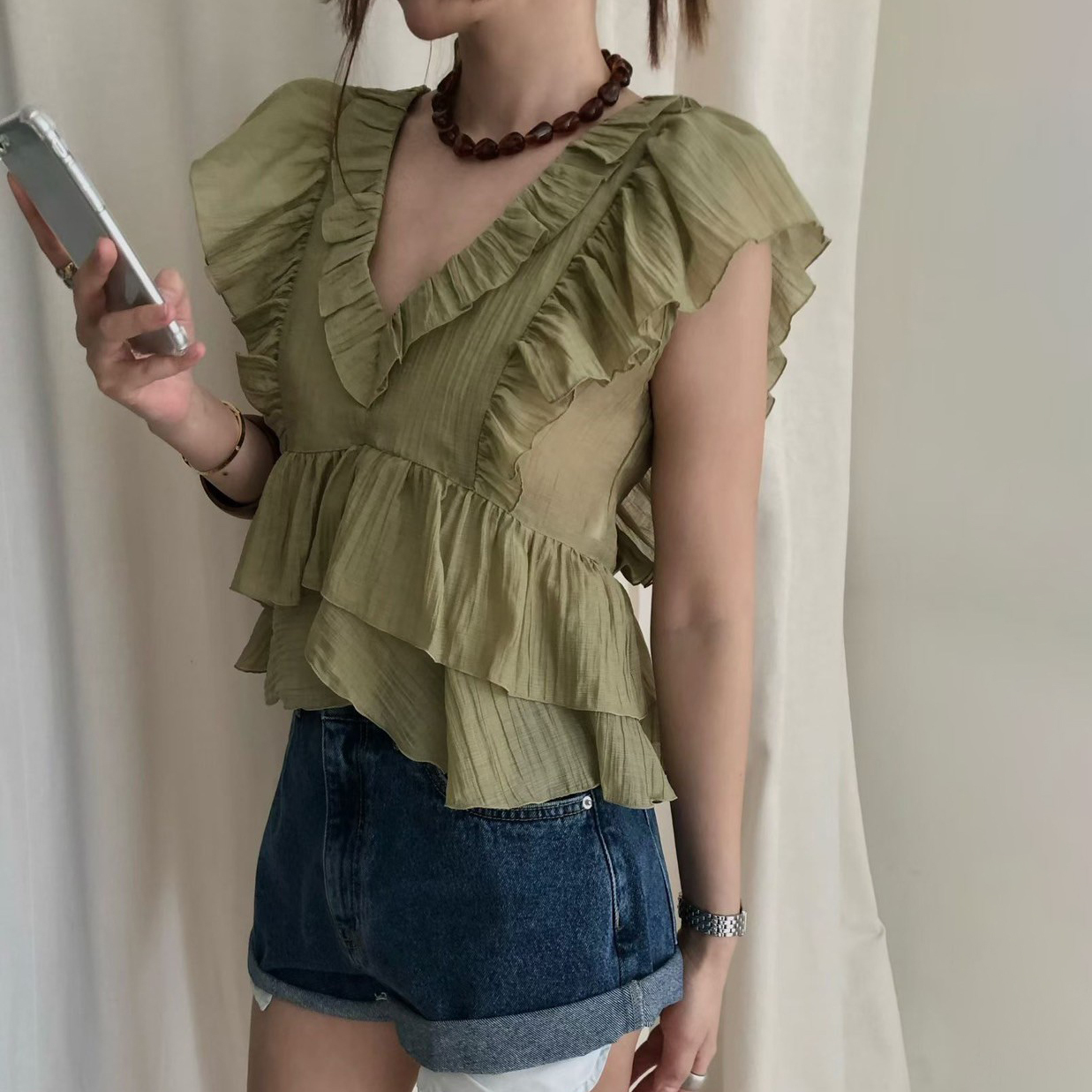 顯白酪梨綠荷葉滾邊V領層次感上衣