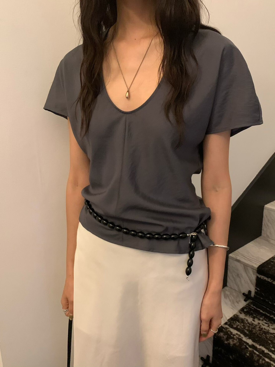 微光澤感後釦式短袖深U圓領上衣 / 2色