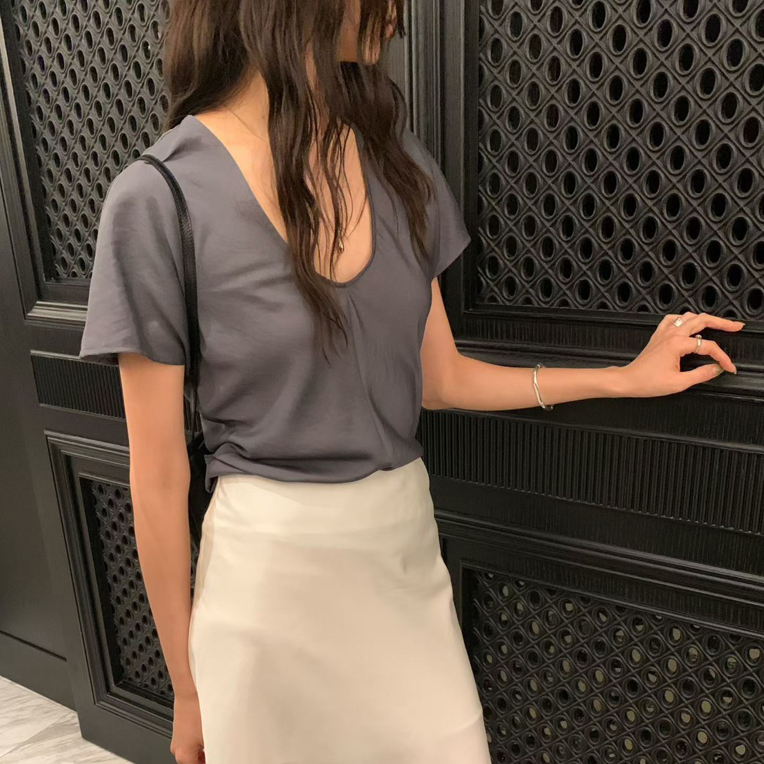 微光澤感後釦式短袖深U圓領上衣 / 2色