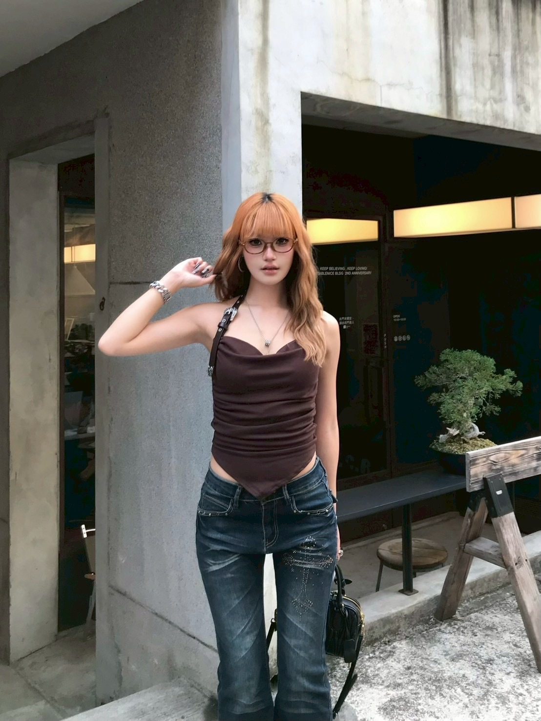 純慾陷阱 復古雕花皮帶掛脖盪領上衣