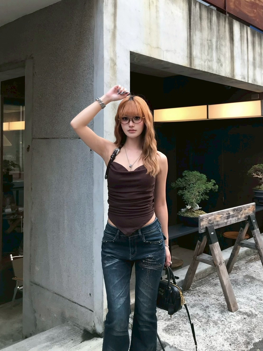 純慾陷阱 復古雕花皮帶掛脖盪領上衣