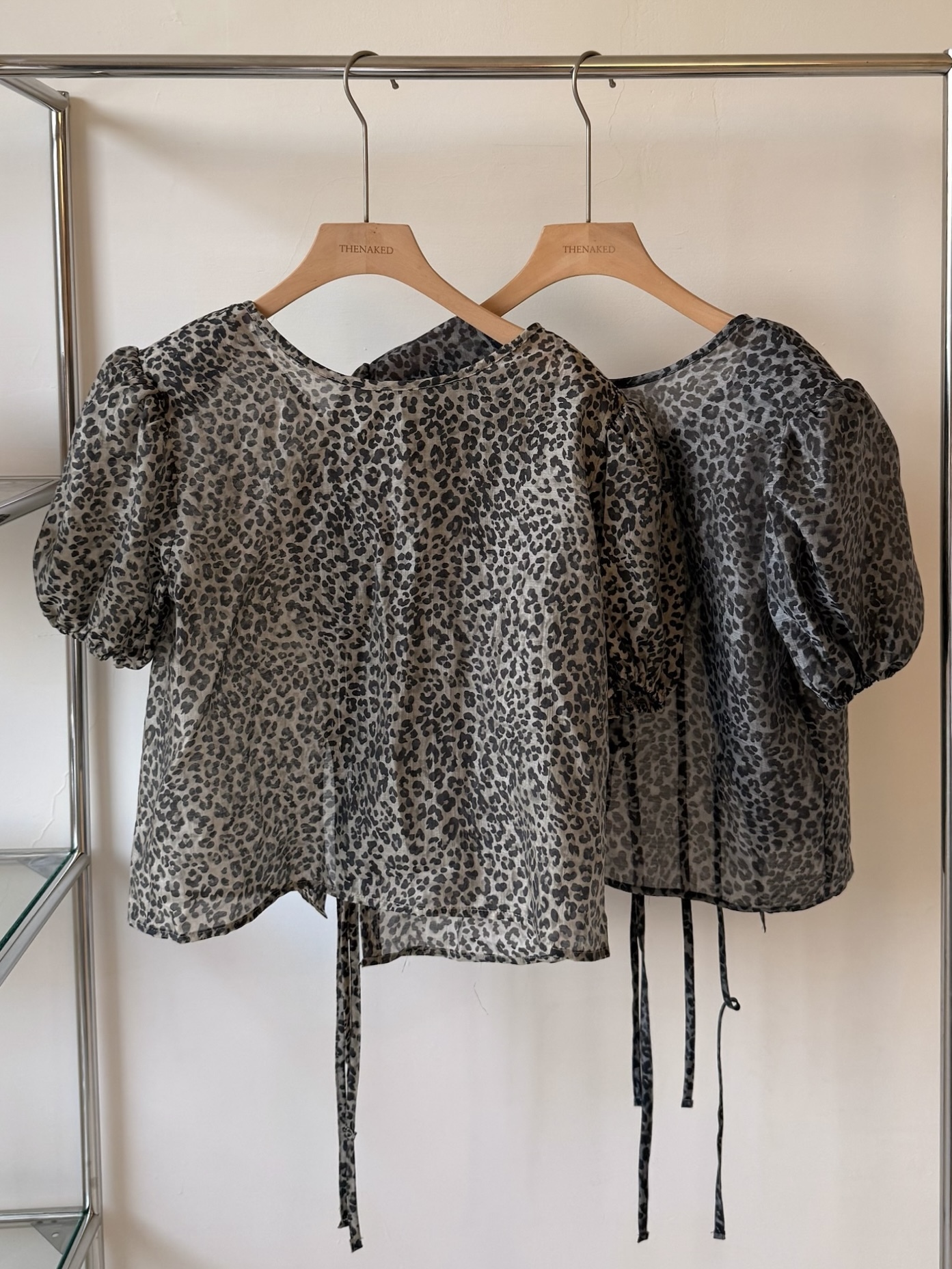 [現貨]  AK26// 豹紋透膚泡泡袖上衣