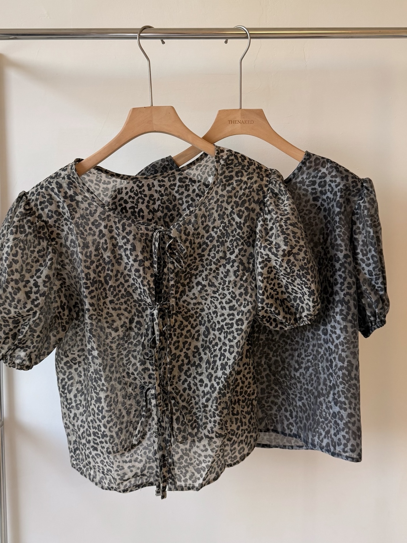 [現貨]  AK26// 豹紋透膚泡泡袖上衣