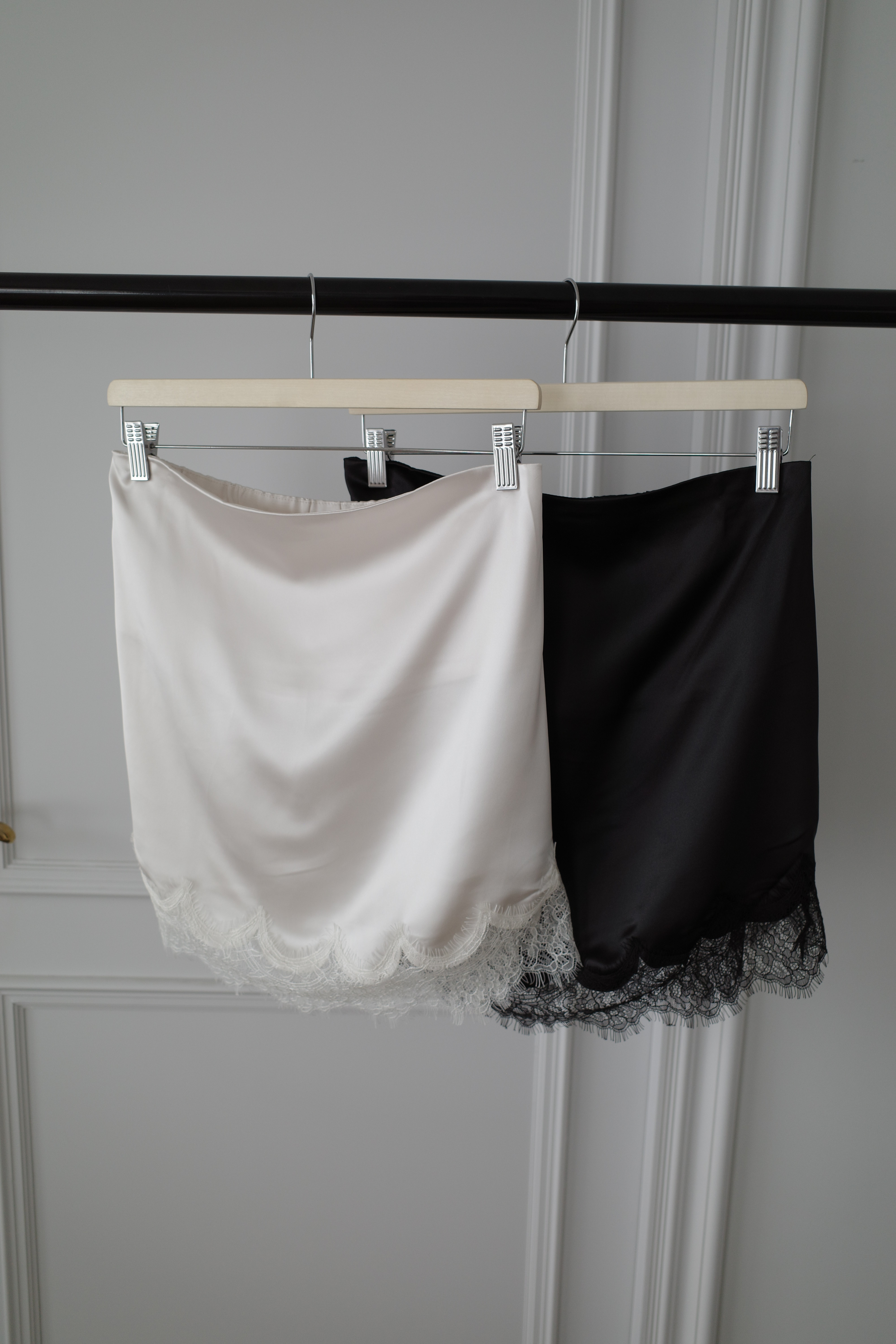 (預購)#AO64 蕾絲緞面短裙（白/黑）