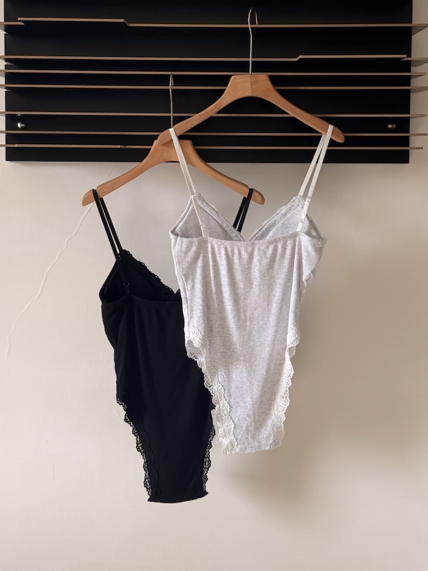 [現貨]  AK51// 滾邊蕾絲素面V領細肩Bra top