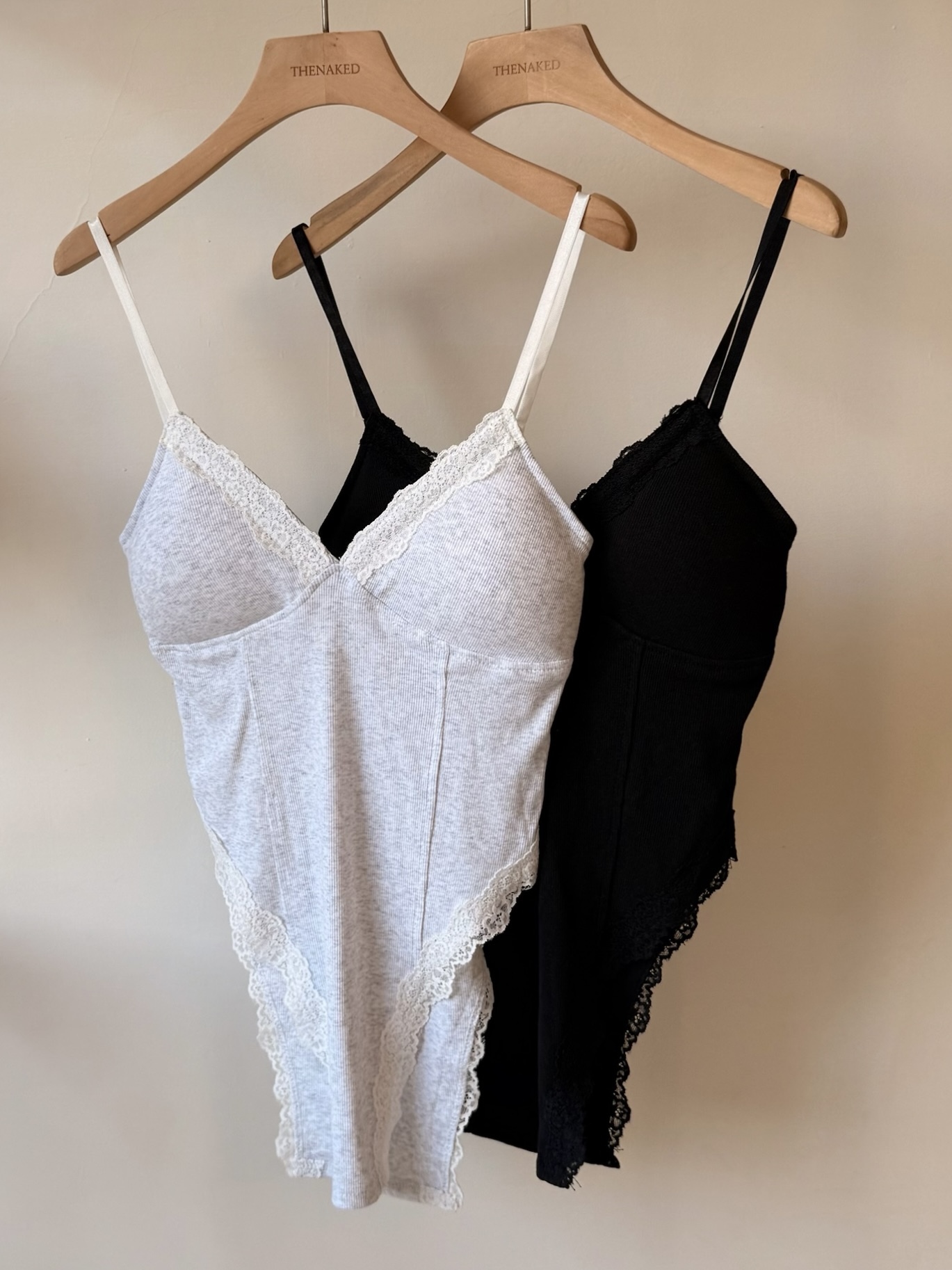 [現貨]  AK51// 滾邊蕾絲素面V領細肩Bra top