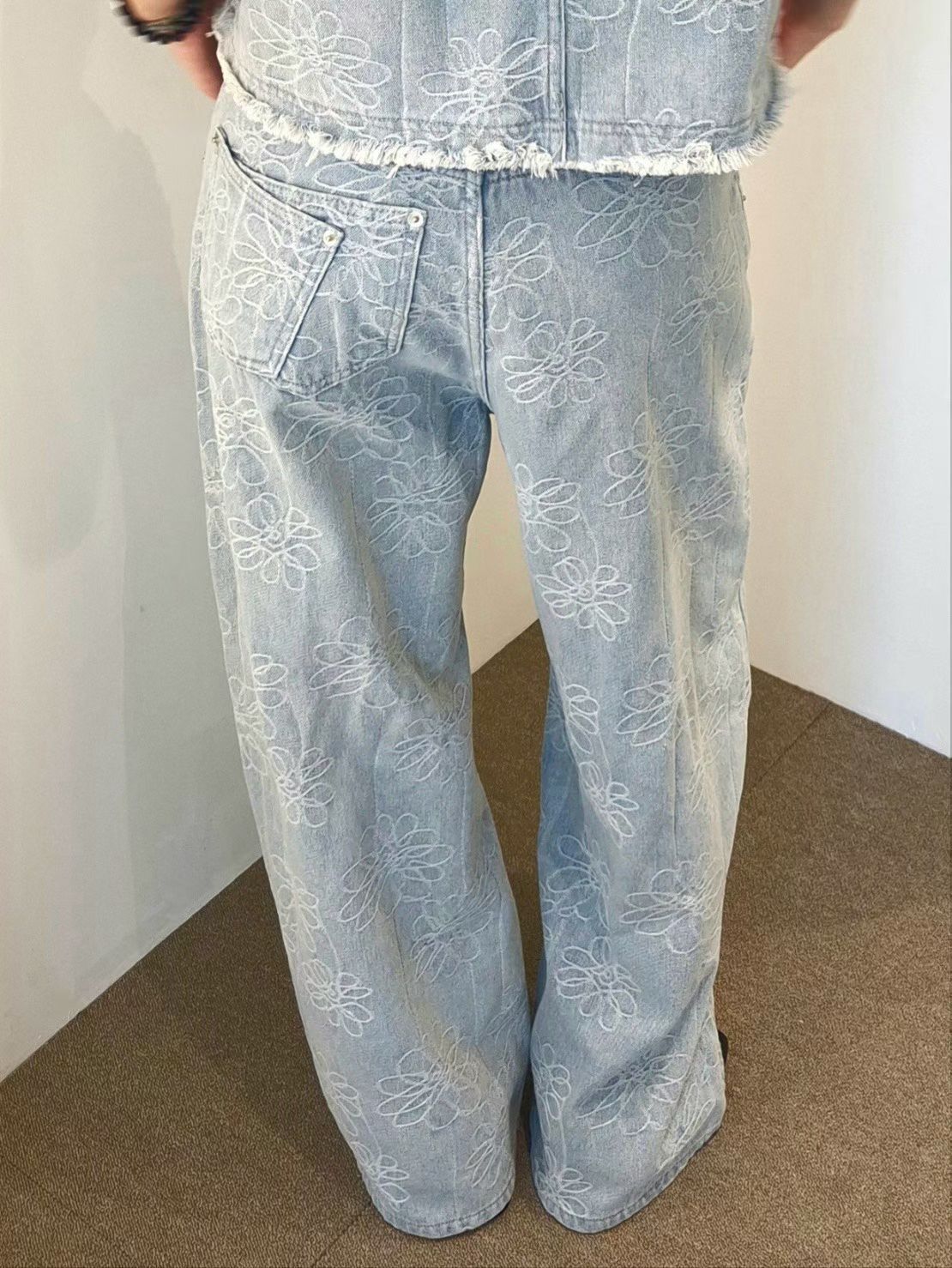 Apr6103本期推薦_不規則口袋 流浪小花雙釦直筒牛仔褲