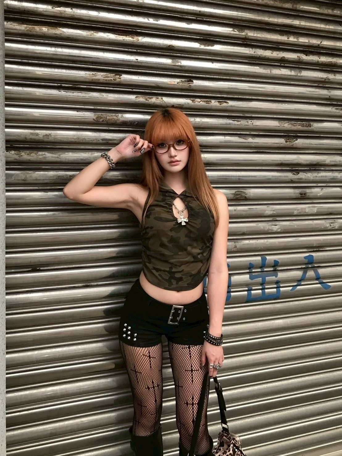 迷彩殺手 印花連帽鏤空短版上衣