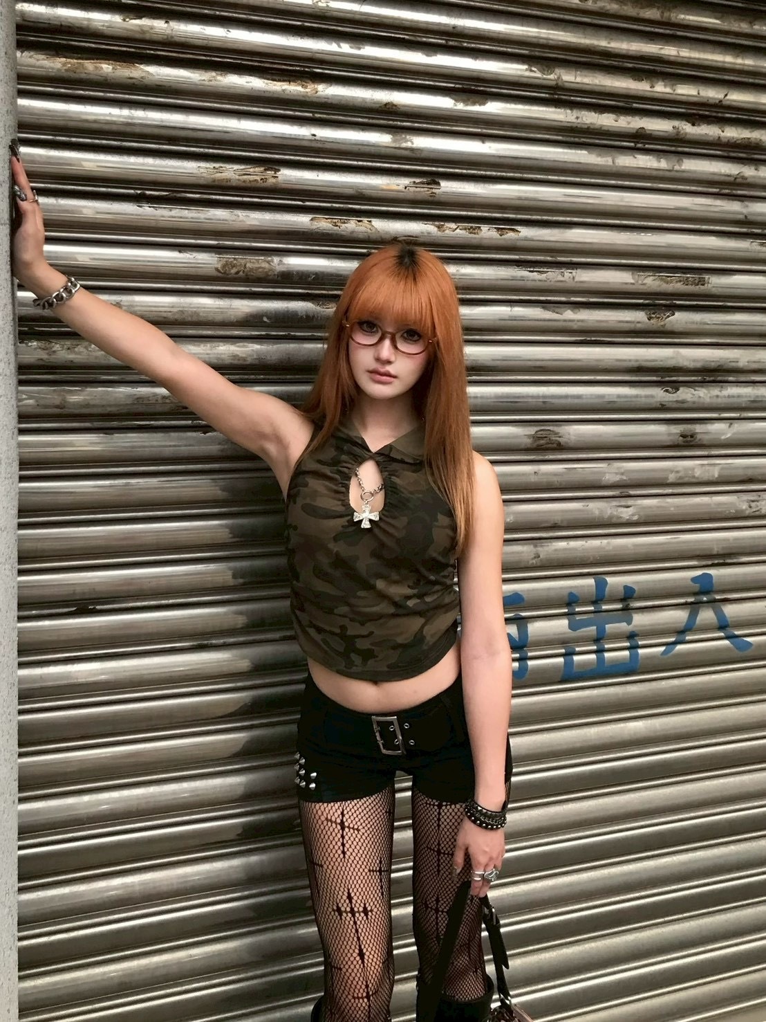 迷彩殺手 印花連帽鏤空短版上衣