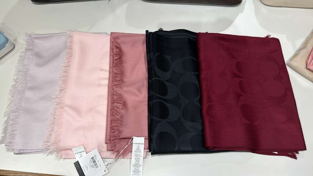 YP051 Coach 經典老花圍巾 165x61cm 85%wook 15%silk