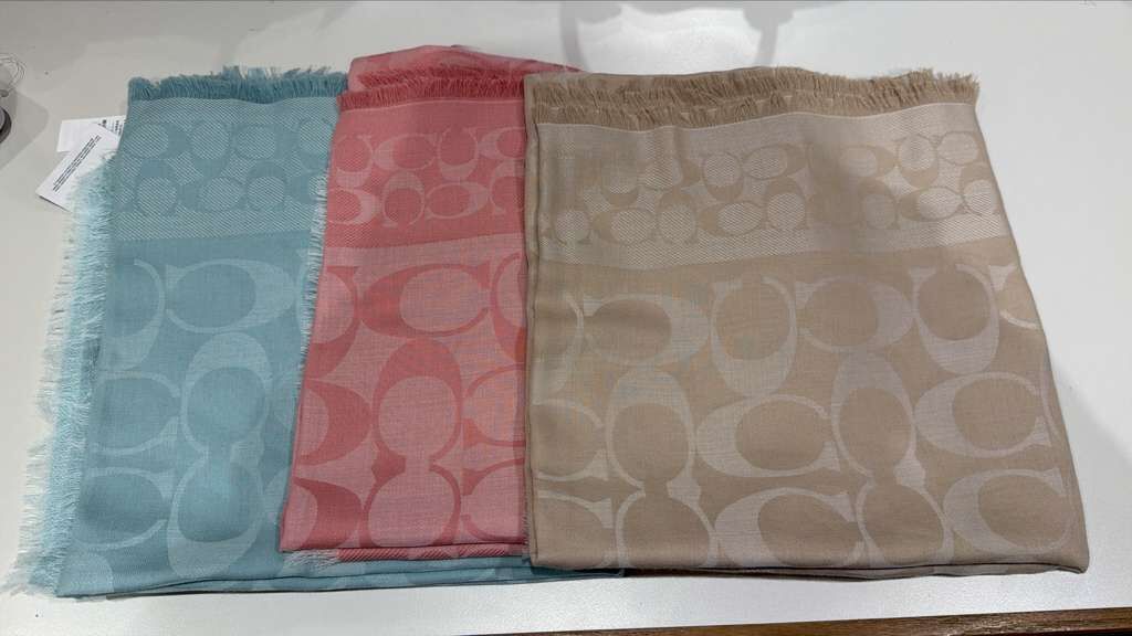 YP052 Coach 經典老花邊框披肩 112x112cm 67%棉 33% 莫代爾