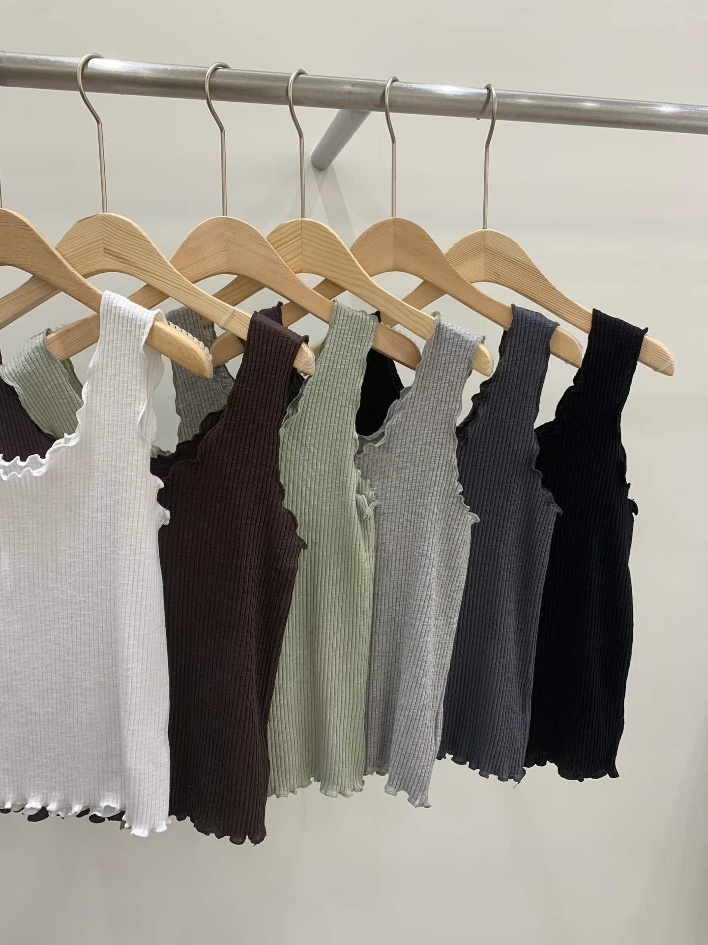 Apr6105輕軟舒服 法式隨性木耳滾邊副乳修飾細坑條背心